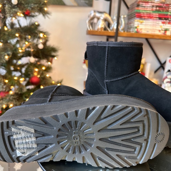 UGGS - Picture 9 of 9